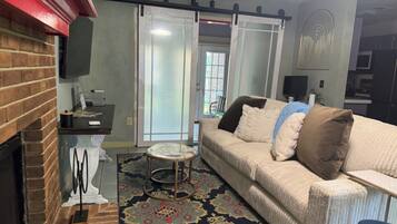 TV connectée, cheminée, jeux vidéo, livres