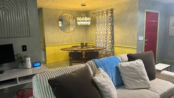 TV connectée, cheminée, jeux vidéo, livres