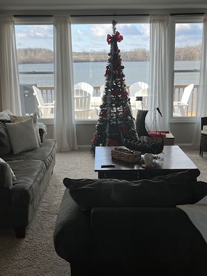 Smart TV, fireplace, ping pong