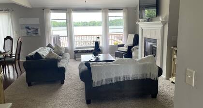 Lakefront 5 bedroom home on beautiful Lake Diane-Camden, Michigan Sleeps 14