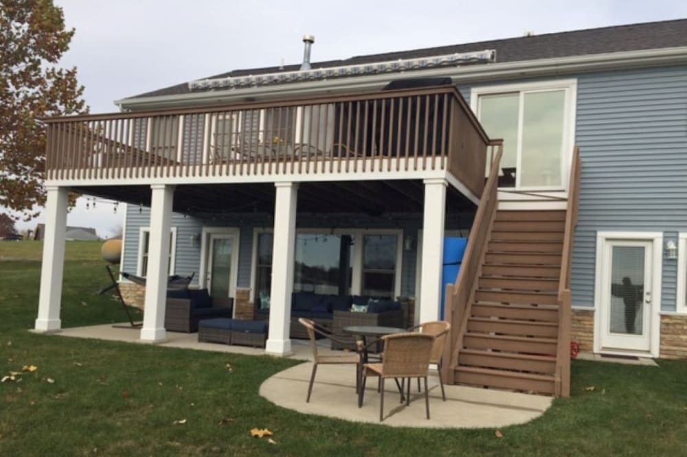 Lakefront 5 bedroom home on beautiful Lake Diane-Camden, Michigan Sleeps 17