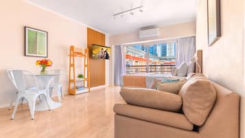 Studio | Coin séjour | TV connectée de 43 pouces avec chaînes par câble, télévision, Netflix