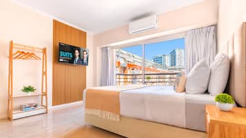 Design Apartment | 3 bedrooms, premium bedding, in-room safe, individually decorated