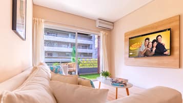 Apartment, 3 Schlafzimmer | Wohnbereich | 43-Zoll-Smart-TV mit Kabelempfang, Fernseher, Netflix