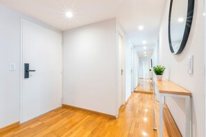 Family Apartment, 2 Bedrooms | Ruang tamu | 43 inci sebuah televisyen pintar dengan kabel, TV, Netflix