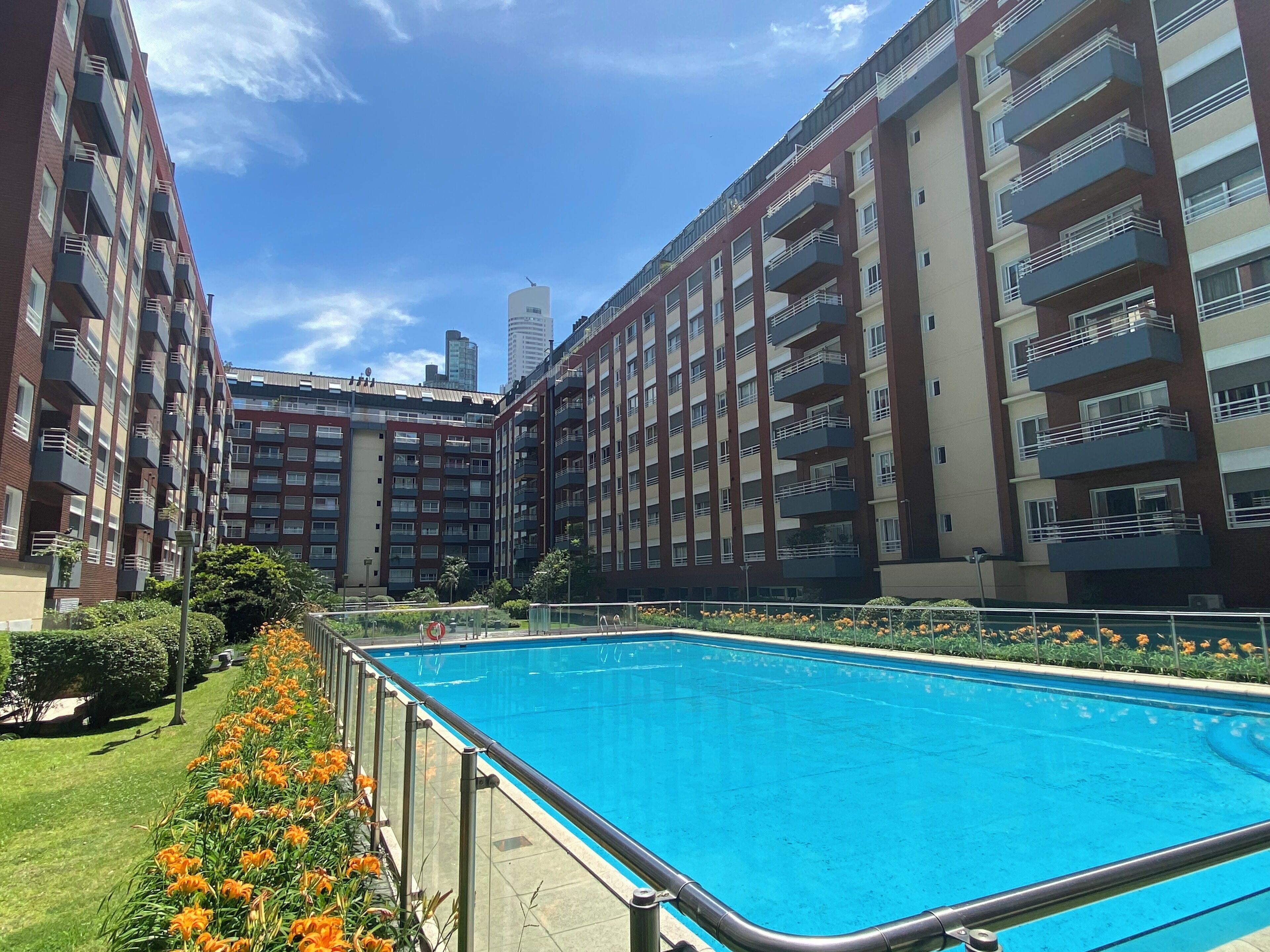 Una piscina al aire libre de temporada