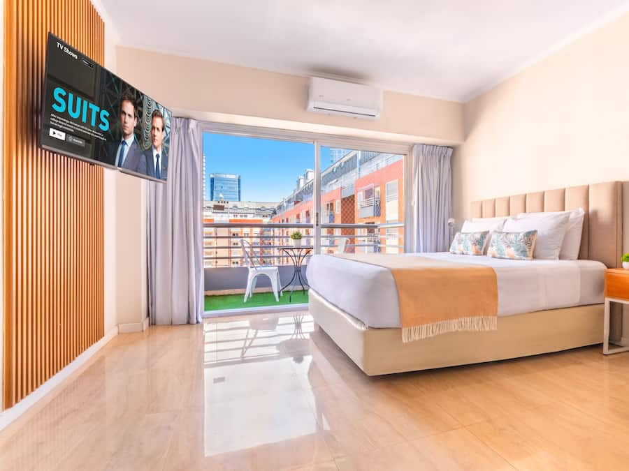 Estudio | Ropa de cama de alta calidad y caja de seguridad en la habitación
