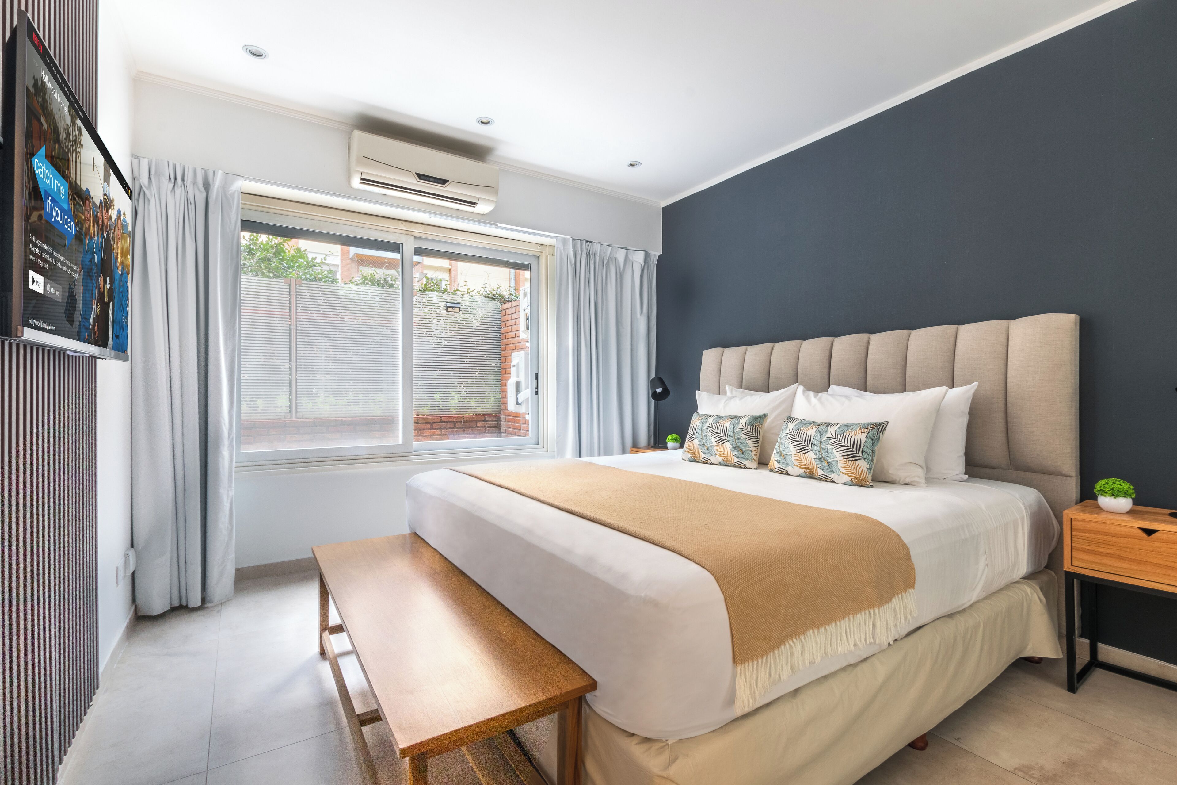 Ropa de cama de alta calidad y caja de seguridad en la habitación 