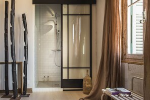 Deluxe-huone, näköala puutarhaan | Kylpyhuone | Ilmaiset hygieniatuotteet, hiustenkuivaaja, pyyhkeet, saippua