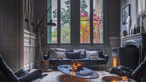 A cozy living room with a sofa, two chairs, a coffee table with candles, and a fireplace. - LE LANTERNON (Saint-Martin-de-Re)