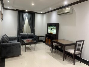 Apartemen Klasik | Area keluarga | Televisi LED 42-inci dengan saluran TV satelit dan TV
