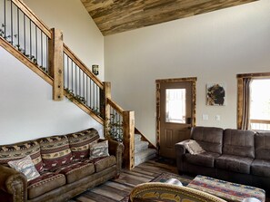 Smart-TV, Kamin, DVD-Player, Bücher