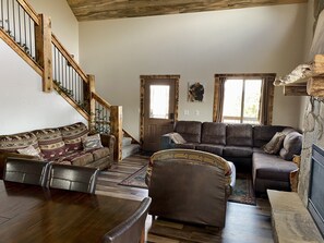 Smart TV, fireplace, DVD player, books - Peaceful Cabin with Beautiful Mountain Views (Custer)