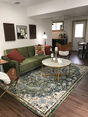 Smart TV - 1.9 Mile Walk to the Augusta National Clubhouse! Snazzy Basement Apartment! (Augusta)