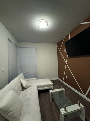 Smart TV - Cozy DTLA 1BR-1BA Near Crypto Arena - 2 min walk (Los Angeles)