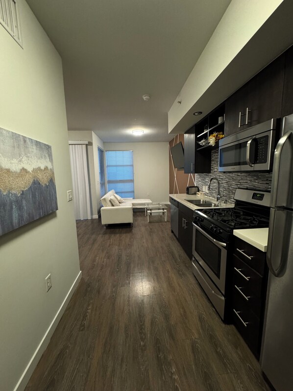 Fridge, microwave, oven, stovetop - Cozy DTLA 1BR-1BA Near Crypto Arena - 2 min walk (Los Angeles)