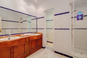 Shower, towels