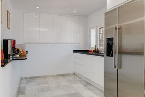 Kühlschrank, Mikrowelle, Ofen, Geschirrspüler