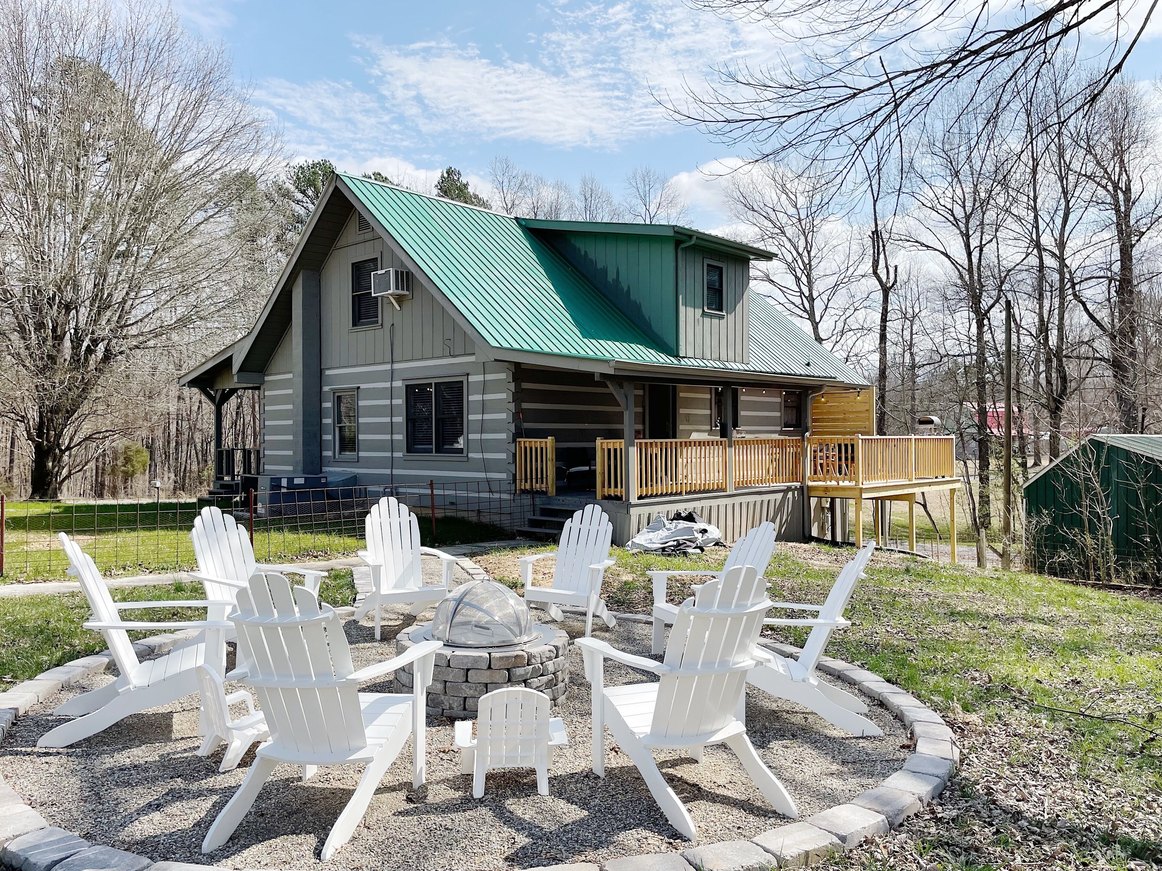 Welcoming Retreat w/ Fire Pit and Pizza Oven. Kid and Pet Friendly.