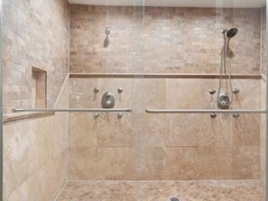 Duschwanne, Whirlpool, Haartrockner, Handtücher