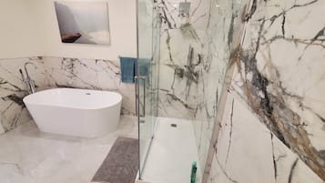 Baignoire, sèche-cheveux, serviettes fournies, savon