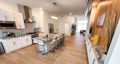 Modern & Luxurious. 4BR. Sleep 12. Minutes to downtown