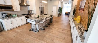 Modern & Luxurious. 4BR. Sleep 12. Minutes to downtown