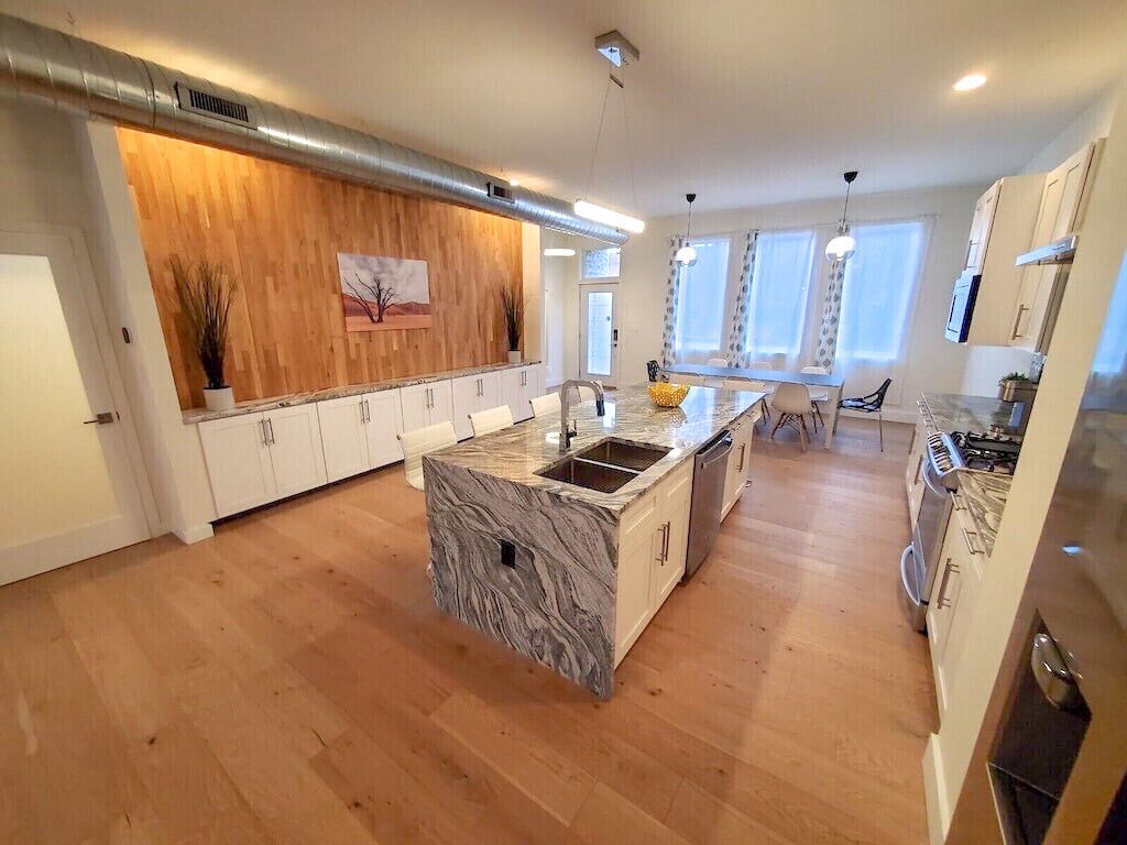 NEW Modern & Luxurious 4BDR House. Sleep 12. Minutes to Top Golf and downtown