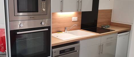 Jääkaappi, mikroaaltouuni, uuni, liesi