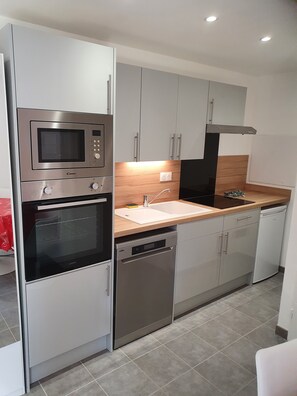 Réfrigérateur, micro-ondes, four, plaque de cuisson