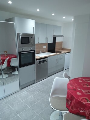 Réfrigérateur, micro-ondes, four, plaque de cuisson