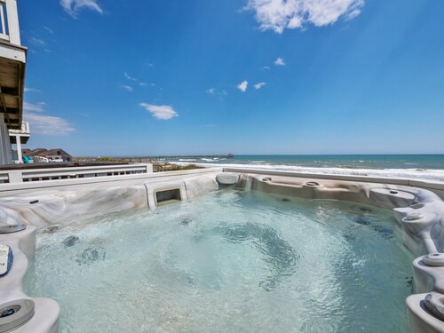 Heated Pool / Beachfront / Private hot tub / Elevator / Linens Included