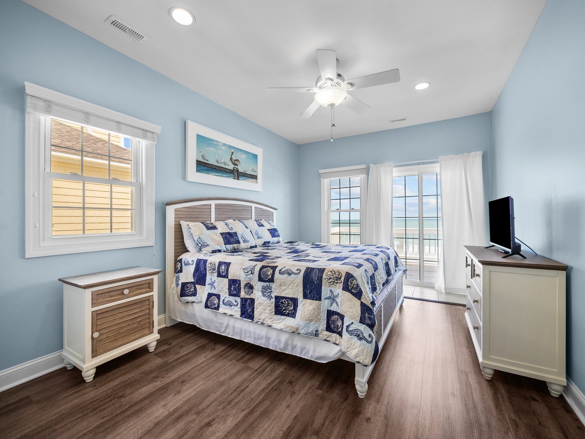 5 bedrooms, desk, iron/ironing board, travel crib