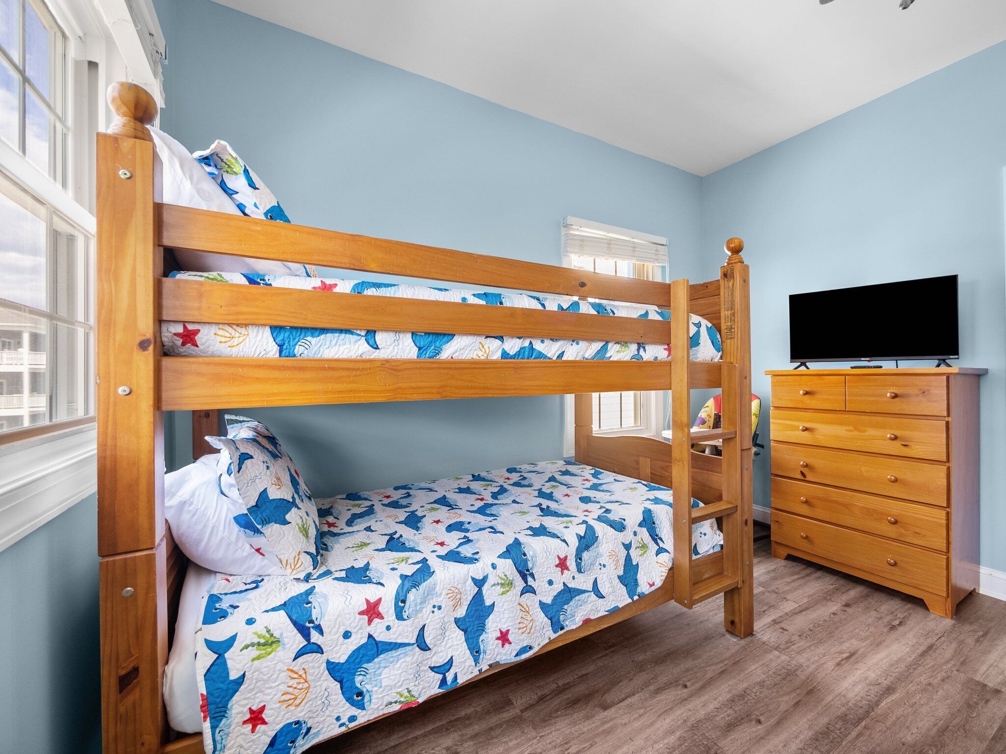 5 Schlafzimmer, Schreibtisch, Bügeleisen/Bügelbrett, Reisekinderbett