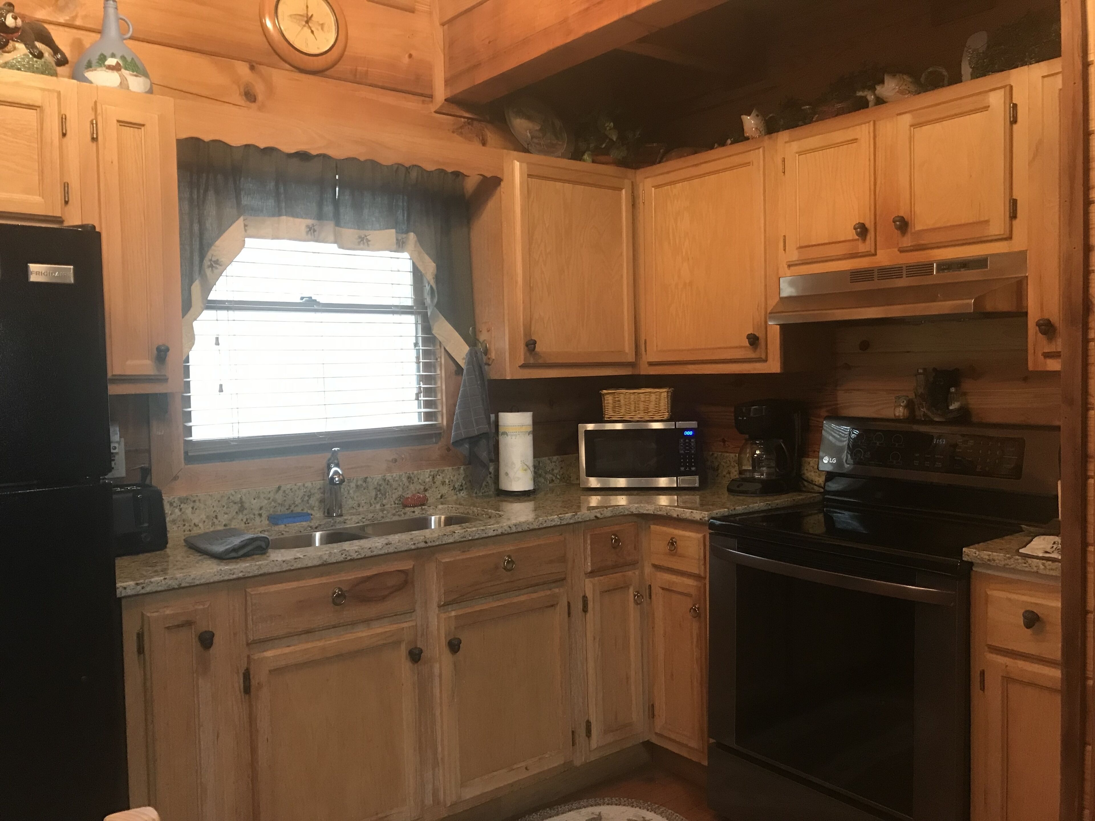 WALK TO 3 FISHING PONDS!!!