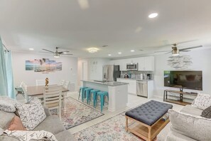 A modern living space with a dining area, kitchen, and seating area. - *Upscale 2/2 condo with pool 6 mins from IMG (Bradenton)