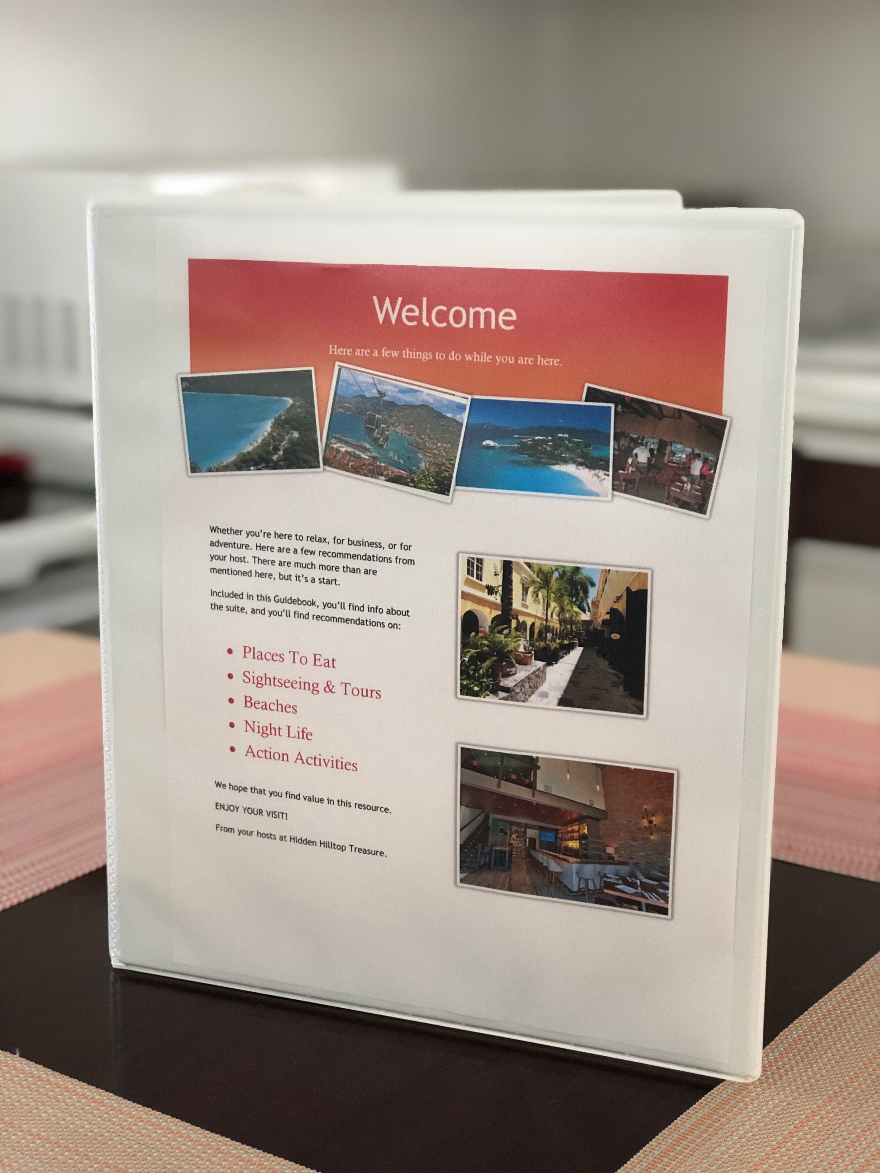 Une brochure de bienvenue contenant des photos des principaux sites touristiques et des commodités disponibles dans la région.