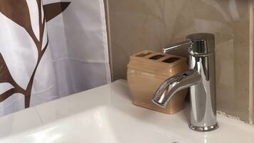 Dusche, Haartrockner, Handtücher, Toilettenpapier