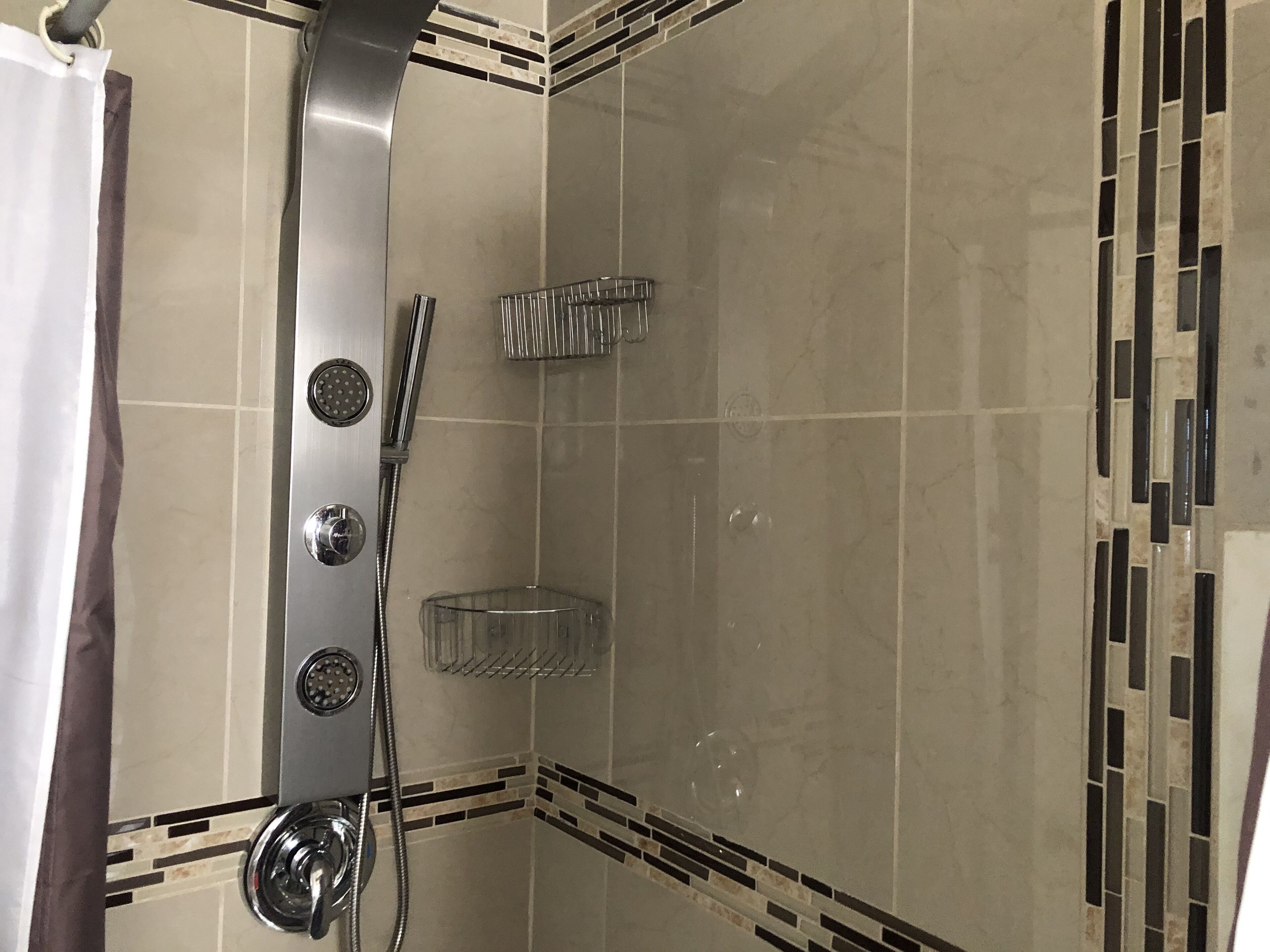 Dusche, Haartrockner, Handtücher, Toilettenpapier