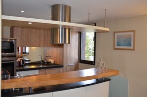 Kjøleskap, mikrobølgeovn, ovn og oppvaskmaskin