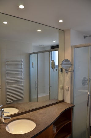 Shower, towels