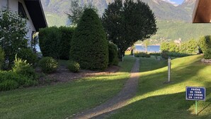 Ein Weg, der zu einem Gebäude mit Blick auf Berge und einen See führt.