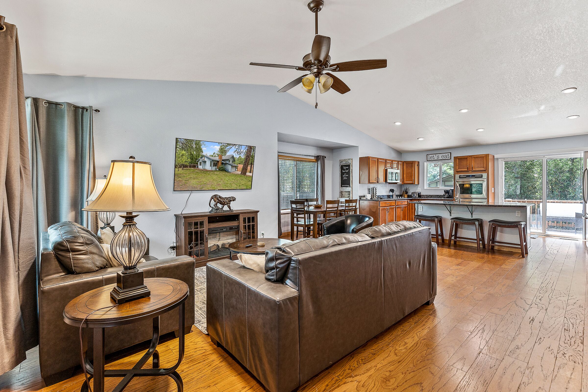 Stay at the Spacious and Stunning Pinecone Lodge! Privacy! Dogs Ok!