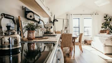 Fridge, oven, stovetop, coffee/tea maker