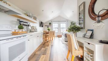 Fridge, oven, stovetop, coffee/tea maker