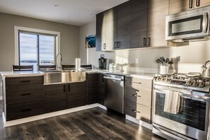 ثلاجة، ميكروويف، فرن، موقد طهي مسطح