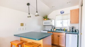 Wasserkocher mit Kaffee-/Teezubehör, Kühlschrank, Mikrowelle, Ofen