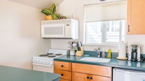 Coffee/tea maker, fridge, microwave, oven