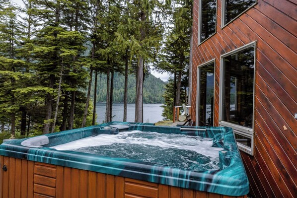 Outdoor spa tub - Golden Alaska Lodge - Rustic Cabin Rental in Sitka (Sitka)