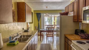 冰箱、微波炉、烤箱、炉灶